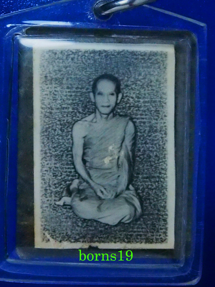 รูปขนาดห้อยคอ ท่านเจ้าคุณนรฯ วัดเทพศิรินทรฯ กรุงเทพฯ กระดาษหนังไก่ มีแผ่นตะกั่ว จารด้านหลัง