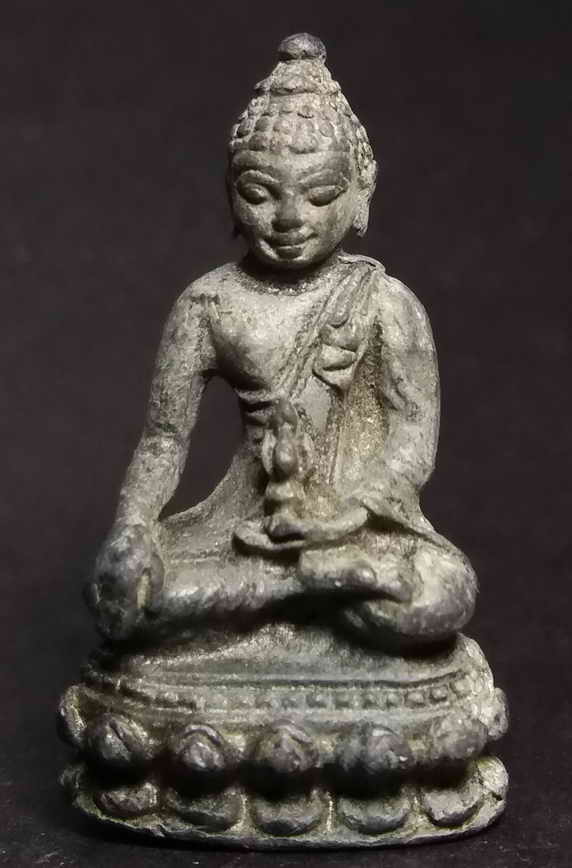 20 บาท รูปหล่อพระพุทธหลวงปู่ ชื่ออ่านไม่ออก ผมดูแล้วเป็นเนื้อตะกั่ว