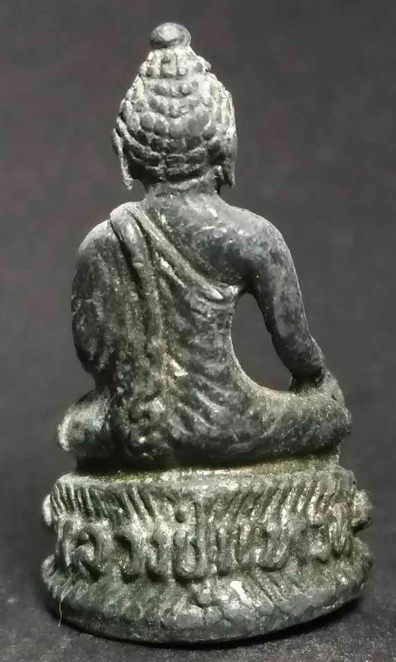 20 บาท รูปหล่อพระพุทธหลวงปู่ ชื่ออ่านไม่ออก ผมดูแล้วเป็นเนื้อตะกั่ว