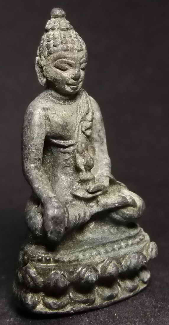 20 บาท รูปหล่อพระพุทธหลวงปู่ ชื่ออ่านไม่ออก ผมดูแล้วเป็นเนื้อตะกั่ว