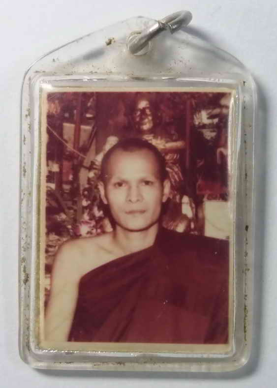 20 บาท ภาพถ่ายพระเกจิ มี 2 หน้า (มี 2 บานเอาประกบติดกันอยู่ในเลี่ยมพลาสติก)