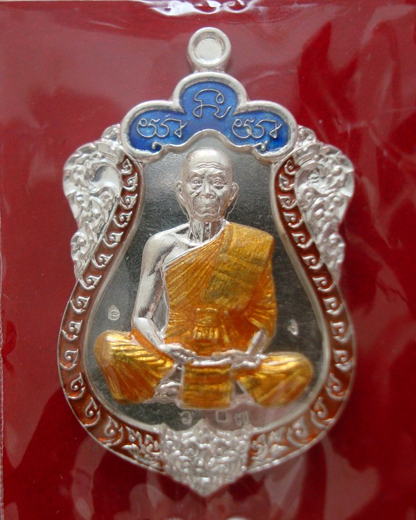 เหรียญเสมามนต์มหากาฬ หลวงพ่อคูณ ปริสุทโธ วัดบ้านไร่ เนื้อเงินประฉลุ 3 ชิ้น ลงยา 3 สี