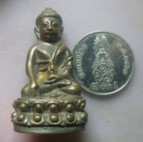 **วัดใจ**พระกริ่งใหญ่ ก้นถ้วย เก่าๆ เนื้อโลหะผสม ไม่ทราบที่**เนื้อจัดๆ สวย เชิญชมครับ 