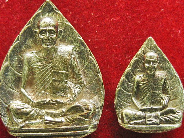 รูปเหมือนใบโพหลวงปู่ม่น วัดเนินตามาก จ.ชลบุรี  เนื้อเงิน พิมพ์ใหญ-พิมพ์เล็ก สวยสภาพเดิม เคาะเดียวครั
