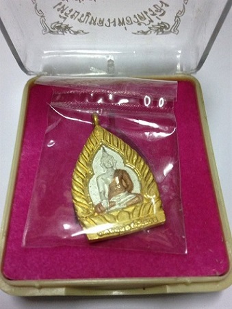 เหรียญหลวงพ่อวัดไร่ขิง (เนื้อเงิน สามกษัตริย์) หลังพระประจำวันอังคาร พร้อมกล่อง