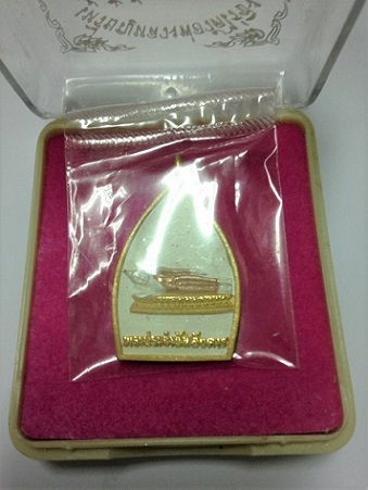 เหรียญหลวงพ่อวัดไร่ขิง (เนื้อเงิน สามกษัตริย์) หลังพระประจำวันอังคาร พร้อมกล่อง