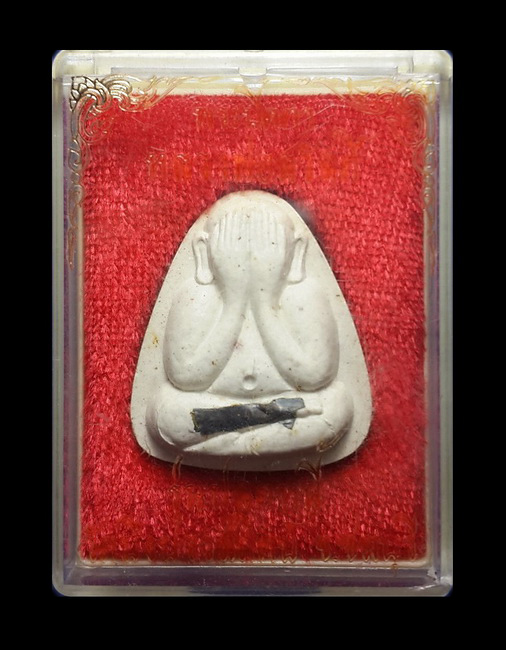 พระปิดตาหลวงพ่อสวัสดิ์ วัดบึงบวรสถิตย์ จ.ชลบุรี รุ่นปลดหนี้ ปี37 ฝังตะกรุดด้านหน้า 