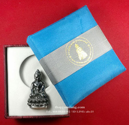 พระกริ่งจักรพรรดิ หลวงปู่แสน ปสนฺโน วัดบ้านหนองจิก ศรีสะเกษ เนื้อเมฆพัตร ฐานเงิน ปี 2561