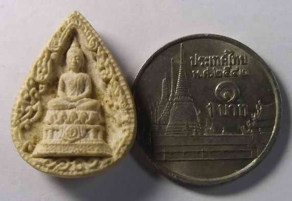 30 บาท พระกลีบบัวเนื้อผง รุ่นสร้างพระประธาน สร้างปี 2530 หลังธรรมจักร พุทธคยา