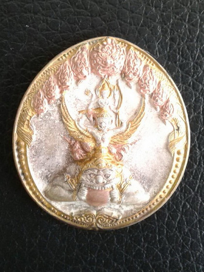 ((เคาะเดียวแดง)) เหรียญพระนารายณ์ทรงครุฑประทับพระราหู (เจ้าคุณธงชัย) วัดไตรมิตร กรุงเทพฯ ปี 2548 