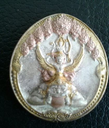 ((เคาะเดียวแดง)) เหรียญพระนารายณ์ทรงครุฑประทับพระราหู (เจ้าคุณธงชัย) วัดไตรมิตร กรุงเทพฯ ปี 2548 