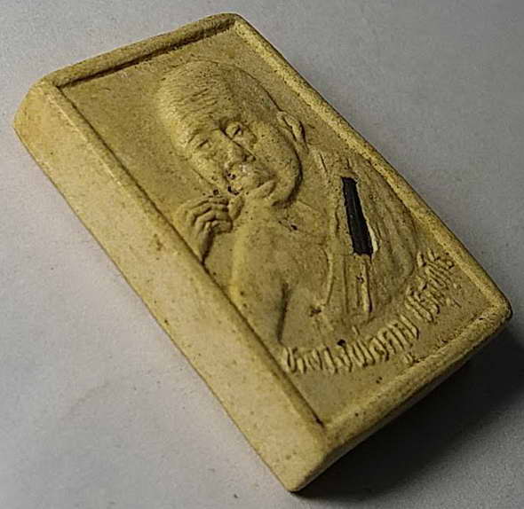 40 บาท พระผงฝังตะกรุดหลวงพ่อคูณ วัดบ้านไร่ หลังพระประจำวันจันทร์ สร้างปี 2536 ออกพร้อมเหรียญเสมาหลัง