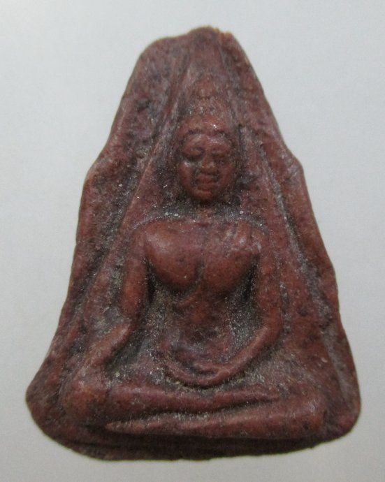 ๒๐ พระนางพญาเนื้อดิน