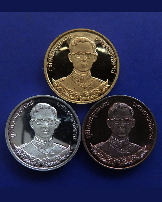 เหรียญในหลวงที่ระลึก 95 ปี โรงเรียนนายร้อยตำรวจ ปี 2539 ชุดทองคำขัดเงา พร้อมใบเซอร์