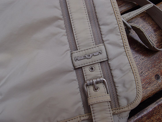 กระเป๋าสะพายข้าง Hedgren แบรนด์ดังเบลเยียม มือสองสีครีม ขนาดกำลังสวย unisex ใช้ได้ทั้ง ช-ญ 2,000.-