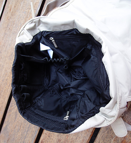 กระเป๋าสะพายข้าง Hedgren แบรนด์ดังเบลเยียม มือสองสีครีม ขนาดกำลังสวย unisex ใช้ได้ทั้ง ช-ญ 2,000.-