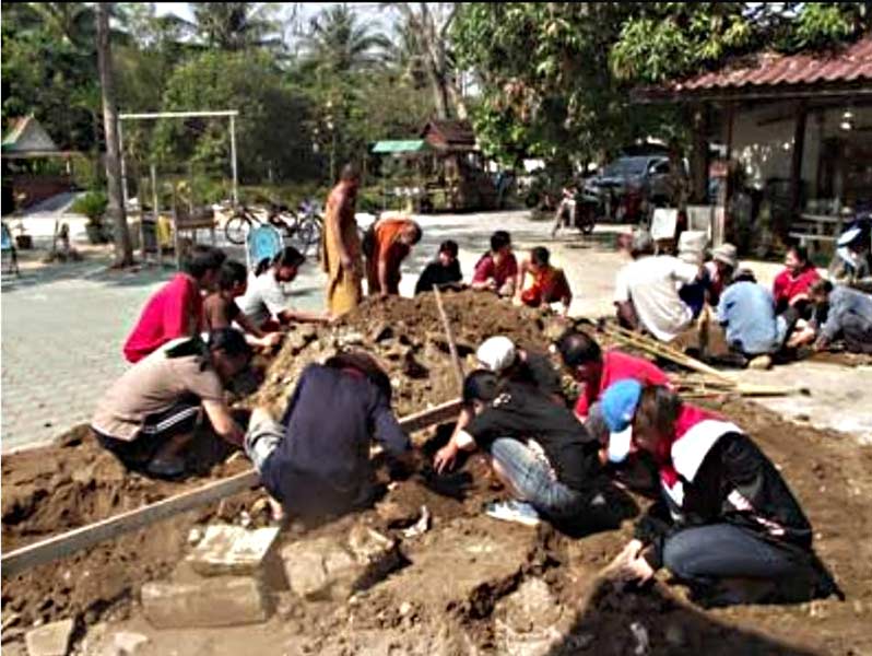 พระรอดกรุวัดอุโมงค์ ลำพูน เนื้อดำแข็งเป็นหิน คราบกรุและเม็ดแร่แน่นๆ ........เคาะเดียวแดง