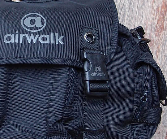 เคาะเดียว !! กระเป๋าคาดเอว Air Walk ของแท้ 100% สีดำ ใส่ของสารพัด สามารถสะพายได้ด้วยแบบ2in1