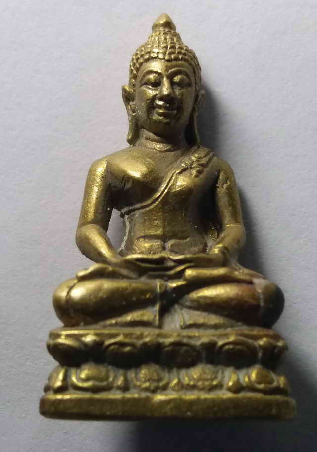 20 บาท รูปหล่อพระพุทธนั่งสมาธิ เจ้าของเดิมบอกผมบอกว่าเป็นหลวงพ่อเพชร กองบิน 4 อำเภอตาคลี จังหวัดนคร
