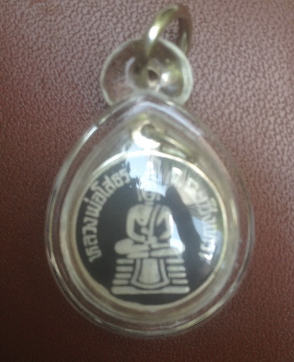 ((เคาะเดียวแดง)) เหรียญเม็ดแดงหลวงพ่อโสธร เนื้อเงินลงถม ""เลี่ยมพร้อมใช้""