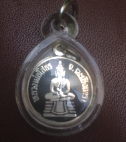 ((เคาะเดียวแดง)) เหรียญเม็ดแดงหลวงพ่อโสธร เนื้อเงินลงถม ""เลี่ยมพร้อมใช้""