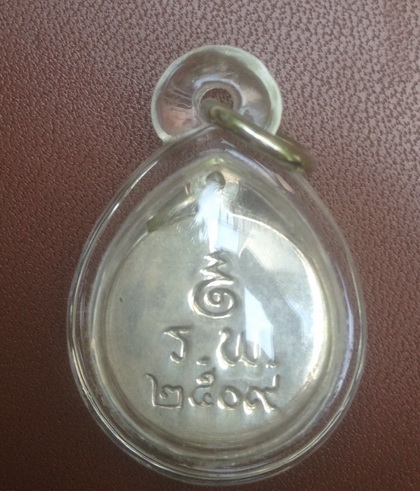 ((เคาะเดียวแดง)) เหรียญเม็ดแดงหลวงพ่อโสธร เนื้อเงินลงถม ""เลี่ยมพร้อมใช้""