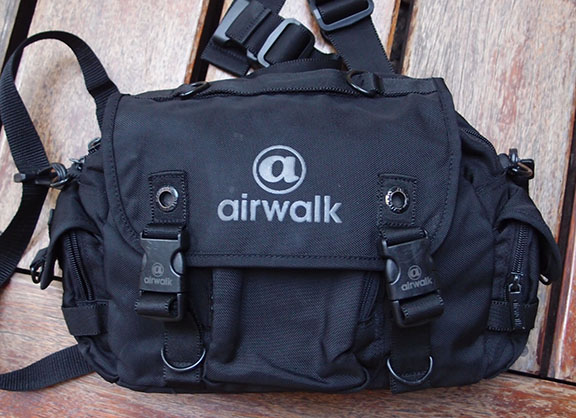 เริ่มวัดใจถูกๆ !! กระเป๋าคาดเอว Air Walk ของแท้ 100% สีดำ ใส่ของสารพัด สามารถสะพายได้ด้วยแบบ2in1 