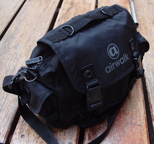 เริ่มวัดใจถูกๆ !! กระเป๋าคาดเอว Air Walk ของแท้ 100% สีดำ ใส่ของสารพัด สามารถสะพายได้ด้วยแบบ2in1 