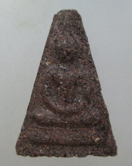 ๒๐ พระผงว่านหลังยันต์