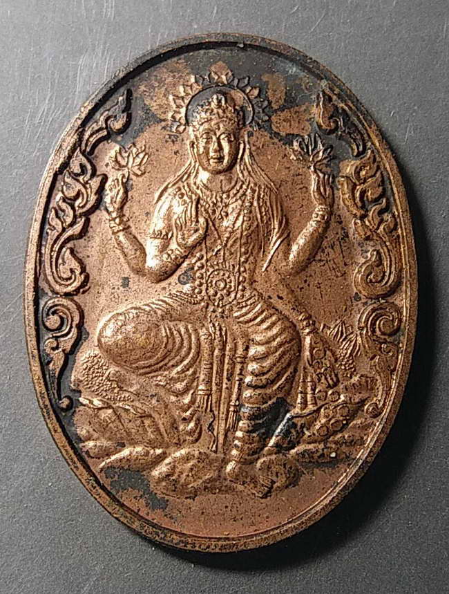 60  บาท  พระลักษมีไม่ทราบที่  ซื้อ 1 แถม 1  แถมพระฤาษีกะไหล่ทอง 3 กษัตริย์  ไม่ทราบสำนัก
