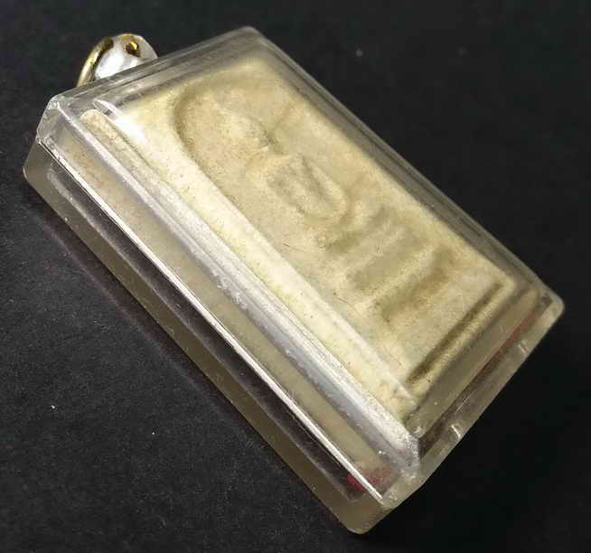 30 บาท พระสมเด็จเนื้อผง ไม่ทราบที่  พระไม่หักนะครับ ผมรับประกันครับพระองค์นี้ไม่หัก แต่มีรอยลาน พร้อ