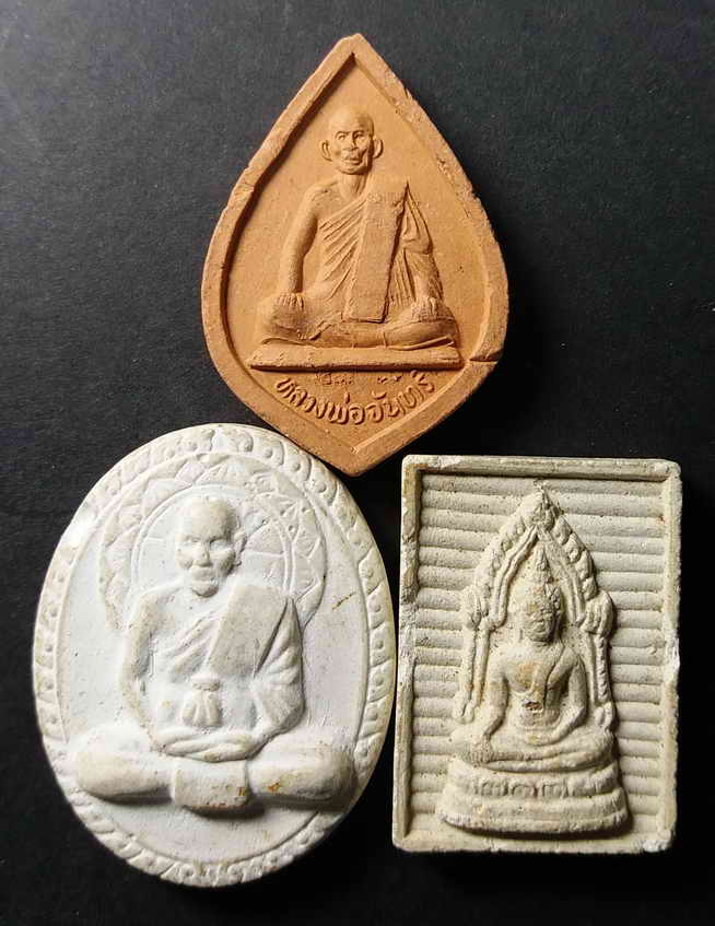 20 บาท 3 องค์สุดคุ้ม มีหลวงพ่อจันทร์วัดคลองระนงเนื้อดินเผาองค์นึง แล้วก็พระพุทธชินราชเนื้อผงสร้างป