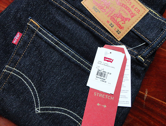 ยีนส์ LEVI'S 502 ของแท้ ของใหม่ สีน้ำเงินเข้มๆ ป้ายห้อยอยู่ครบใหม่เอียมจากช็อป เอว 32