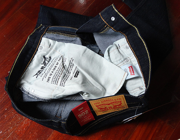 ยีนส์ LEVI'S 502 ของแท้ ของใหม่ สีน้ำเงินเข้มๆ ป้ายห้อยอยู่ครบใหม่เอียมจากช็อป เอว 32