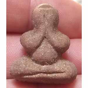 พระปิดตาเนื้อว่านโรยผงตะไบเหล็กน้ำพี้ พระอาจารย์แว่น วัดสะพานสูง จ.นนทบุรี 2 องค์