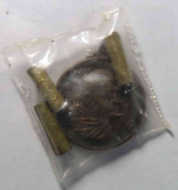 20 บาท  เหรียญกลมเล็กมหาเศรษฐีมั่งมีตลอดกาล หลวงปู่แหวน วัดดอยแม่ปั๋ง จังหวัดเชียงใหม่ พร้อมตะกรุด 3