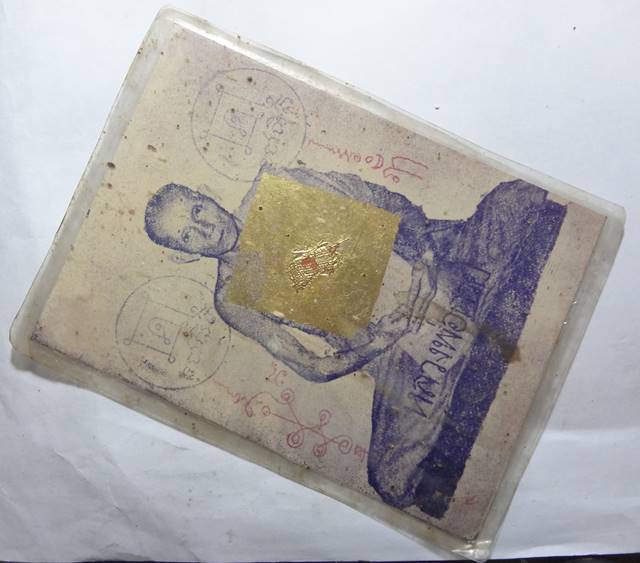 รูปถ่าย หลวงพ่อกวย หลังลายเซ็นต์ มีจีวร ติด ด้านหน้า ครับ  กว้าง 3 นิ้ว สูง 4.5 นิ้ว ครับ