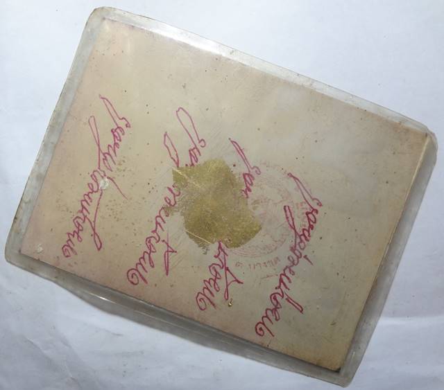 รูปถ่าย หลวงพ่อกวย หลังลายเซ็นต์ มีจีวร ติด ด้านหน้า ครับ  กว้าง 3 นิ้ว สูง 4.5 นิ้ว ครับ