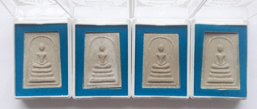 พระสมเด็จหลังพลอย หลวงพ่อสาคร พร้อมกล่องสวยๆ จำนวน 4 องค์สวยๆ พร้อมกล่อง ราคาเคาะแรก