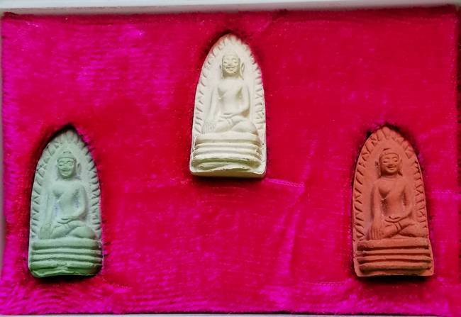 150 ฿ ชุดพระรอดหลวงพ่อเกษม เขมโก รุ่นชนะศึกชายแดน ปี 28 กล่องเดิมครับ