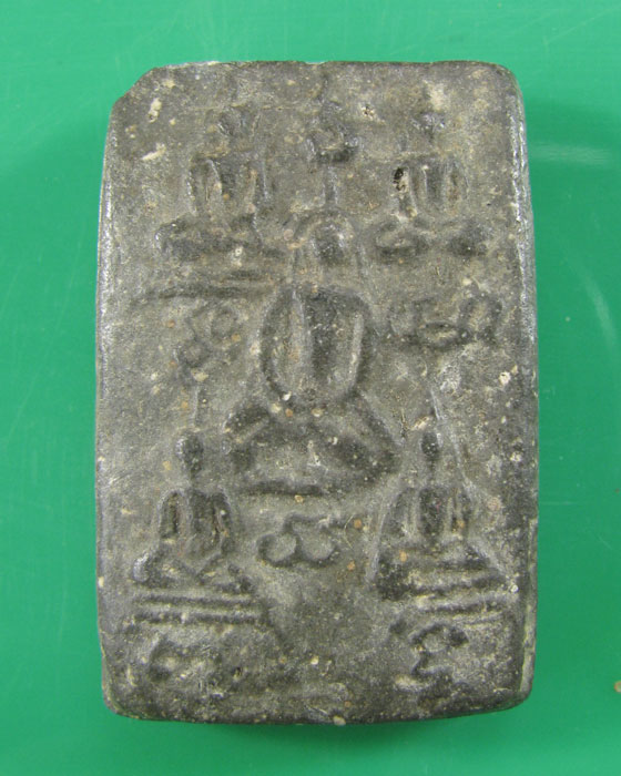 พระกรุบึงพระยาสุเรนทร์ พิมพ์พระเจ้าห้าพระองค์ เนื้อสีดำ