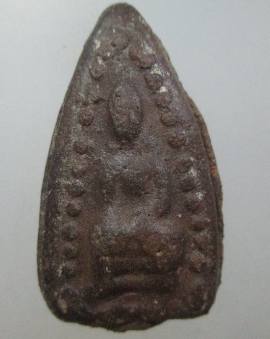 ๒๐ พระพุทธเนื้อดิน ข้างเม็ด