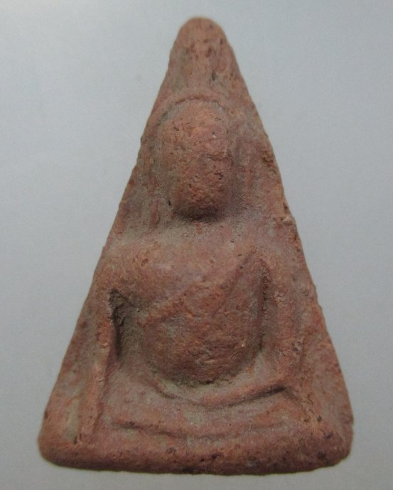 ๒๐ พระนางพญาเนื้อดิน