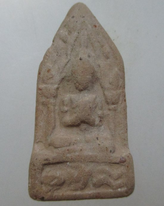๒๐ พระขุนแผนนั่งกุมาร เนื้อดิน