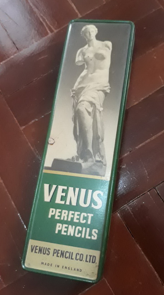 ดินสอดำ VENUS พร้อมกล่องสังกะสี 12 แท่ง