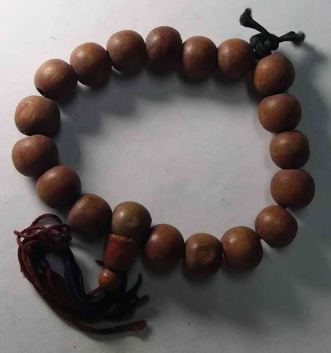 30 บาท  พร้อมส่ง  ประคำข้อมือครับ  เหมาะแก่การปฏิบัติสมาธิและวิปัสสนา  เจ้าของเดิมบอกผมว่าเป็นของหลว