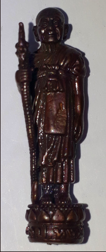 รูปเหมือนยืน ถือไม้เท้า หลวงปู่หงษ์ สุสานทุ่งมน สุรินทร์ ก้นอุดมวลสาร