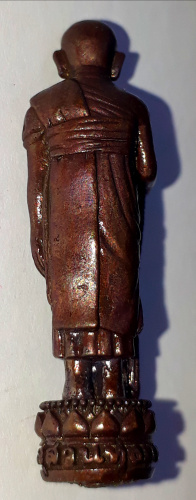 รูปเหมือนยืน ถือไม้เท้า หลวงปู่หงษ์ สุสานทุ่งมน สุรินทร์ ก้นอุดมวลสาร