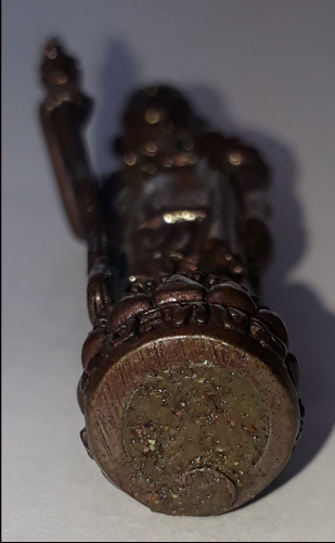 รูปเหมือนยืน ถือไม้เท้า หลวงปู่หงษ์ สุสานทุ่งมน สุรินทร์ ก้นอุดมวลสาร