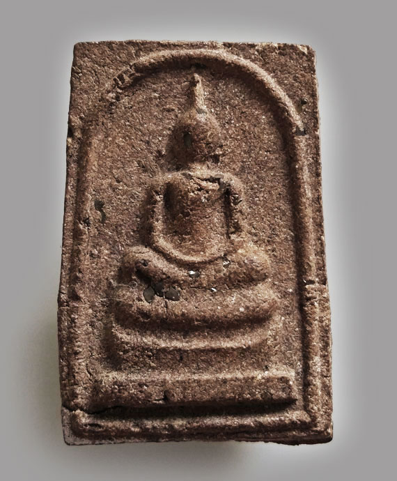 สมเด็จโนนผึ้งหลวงปู่หมุน วัดบ้านจาน เนื้อผงพุทธคุณ ว่าน108 ฝังเพชรหน้าทั่ง เทาเข้มแก่ผงธูป